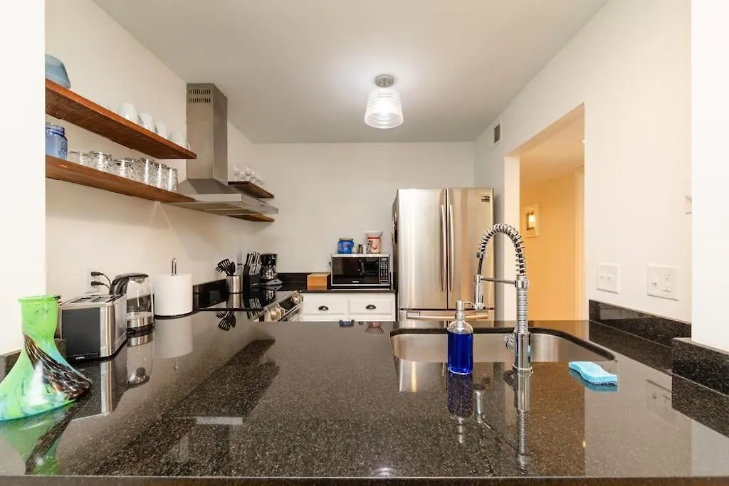 Modern 2Br With Optional Parking Near Vanderbilt & Music Row, Walk To Centennial Park & Mins To Broadway 내슈빌 아파트
